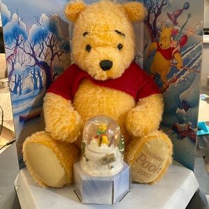 2002 Disney Store Exclusive Winnie the Pooh Plush w/Snow Globe Sp Edition (133)
